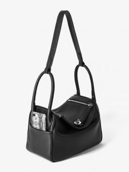 Купить итальянскую чёрную небольшую женскую сумочку из натуральной кожи с тиснением  на длинной оригинальной ручке с доставкой по Москве и всей России в интернет-магазине модных сумок